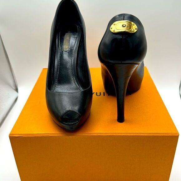 LOUIS VUITTON PATENT GOLD LOCK PLATFORM PEEP TOE PUMPS WITH BOX & DUSTBAG - Picture 4 of 14
